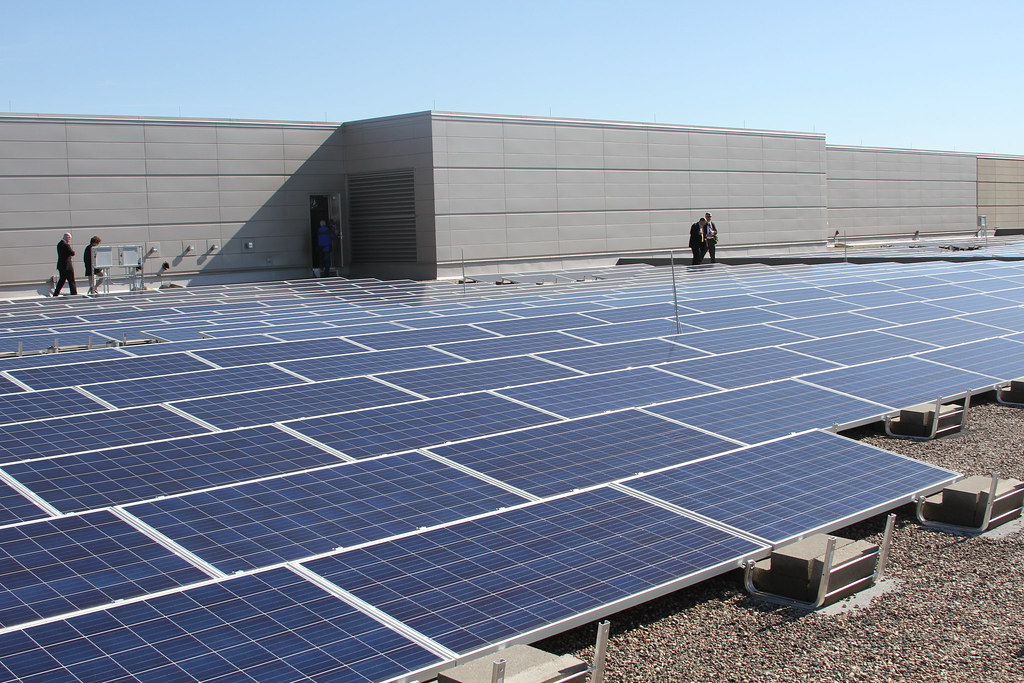 عملية صيانة محطات الطاقة الشمسية